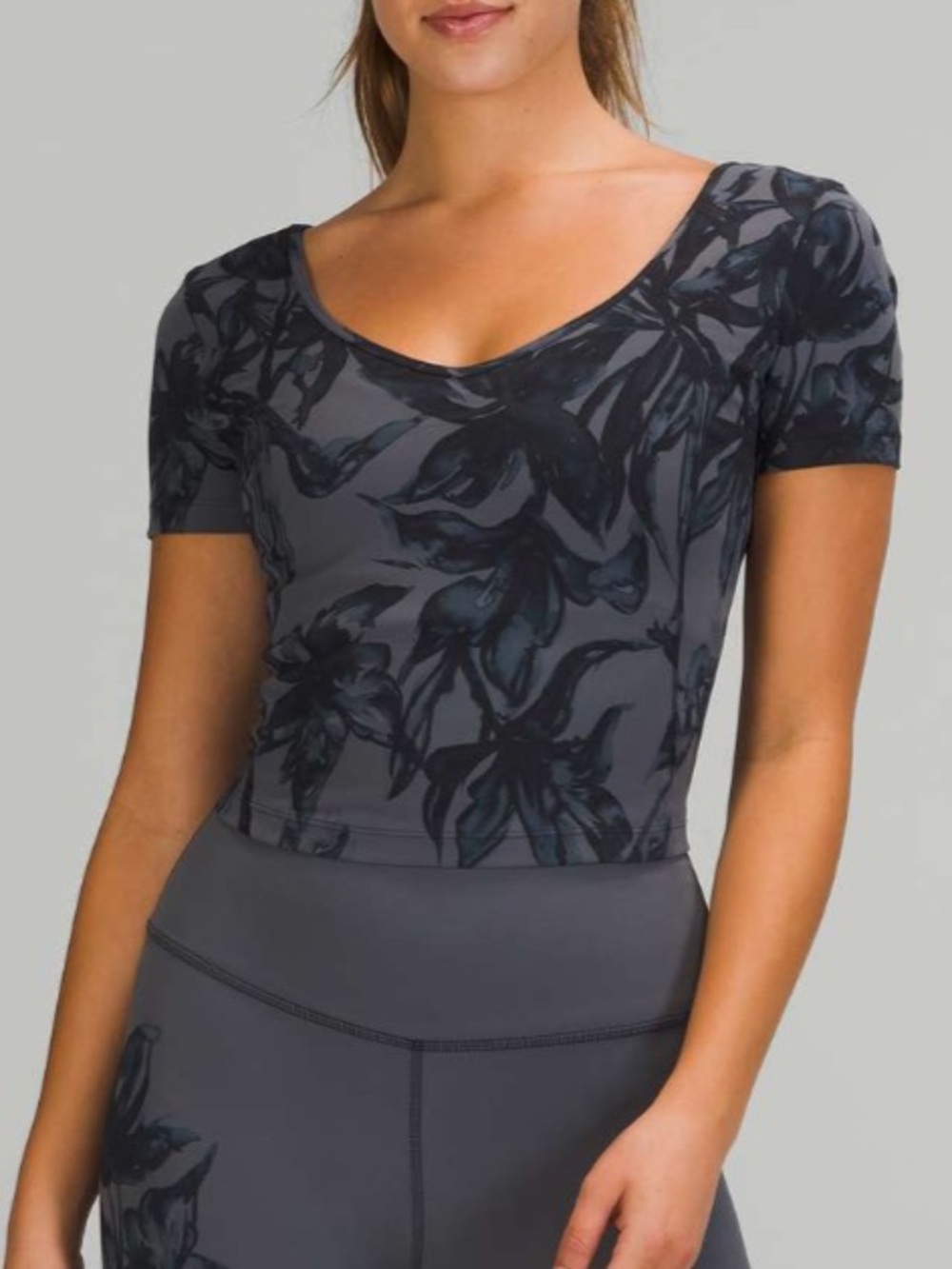 lululemon align tee features a cropped length black and gray floral size 6